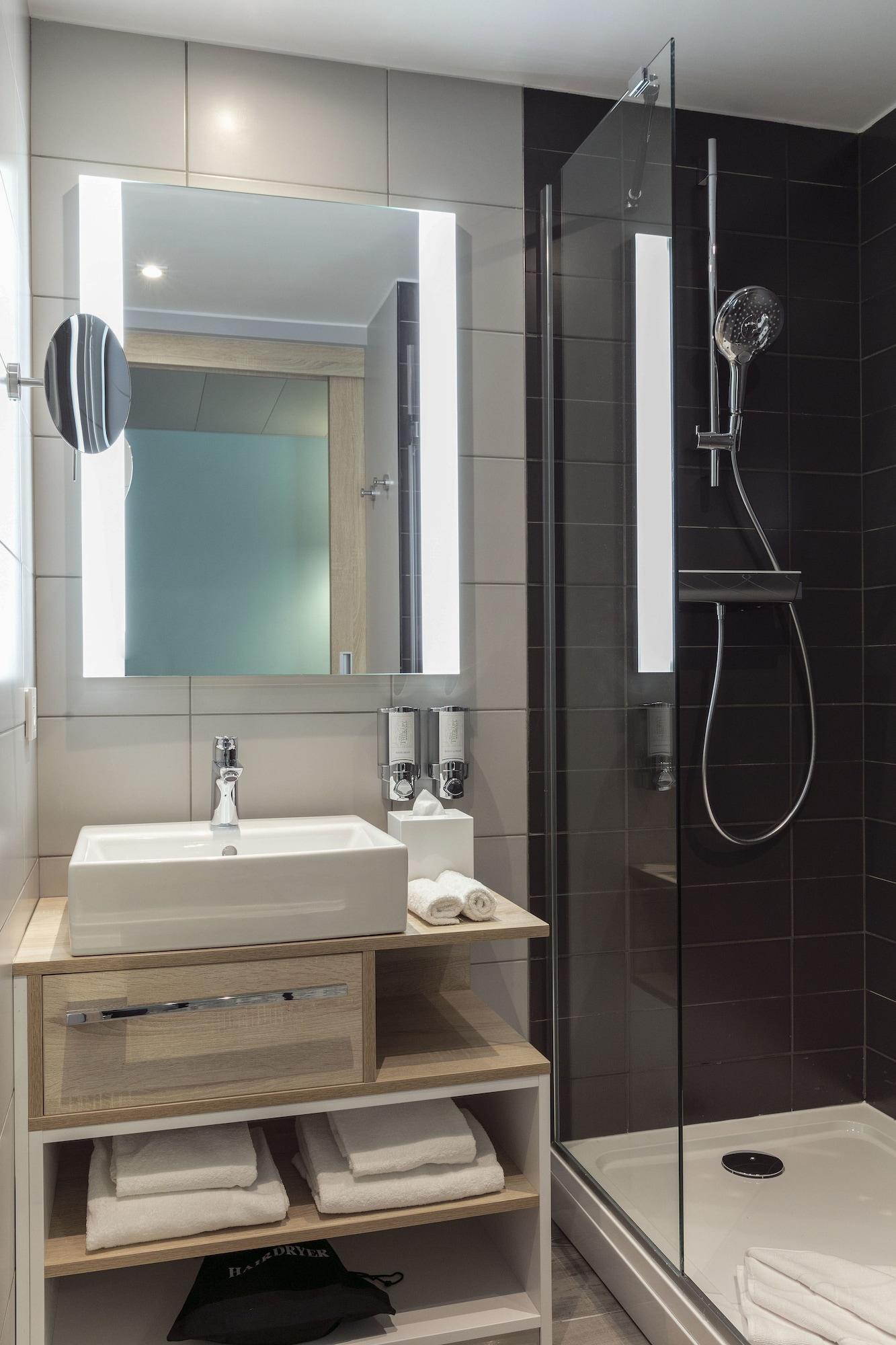 Hampton By Hilton Paris Clichy Hotel Exterior photo