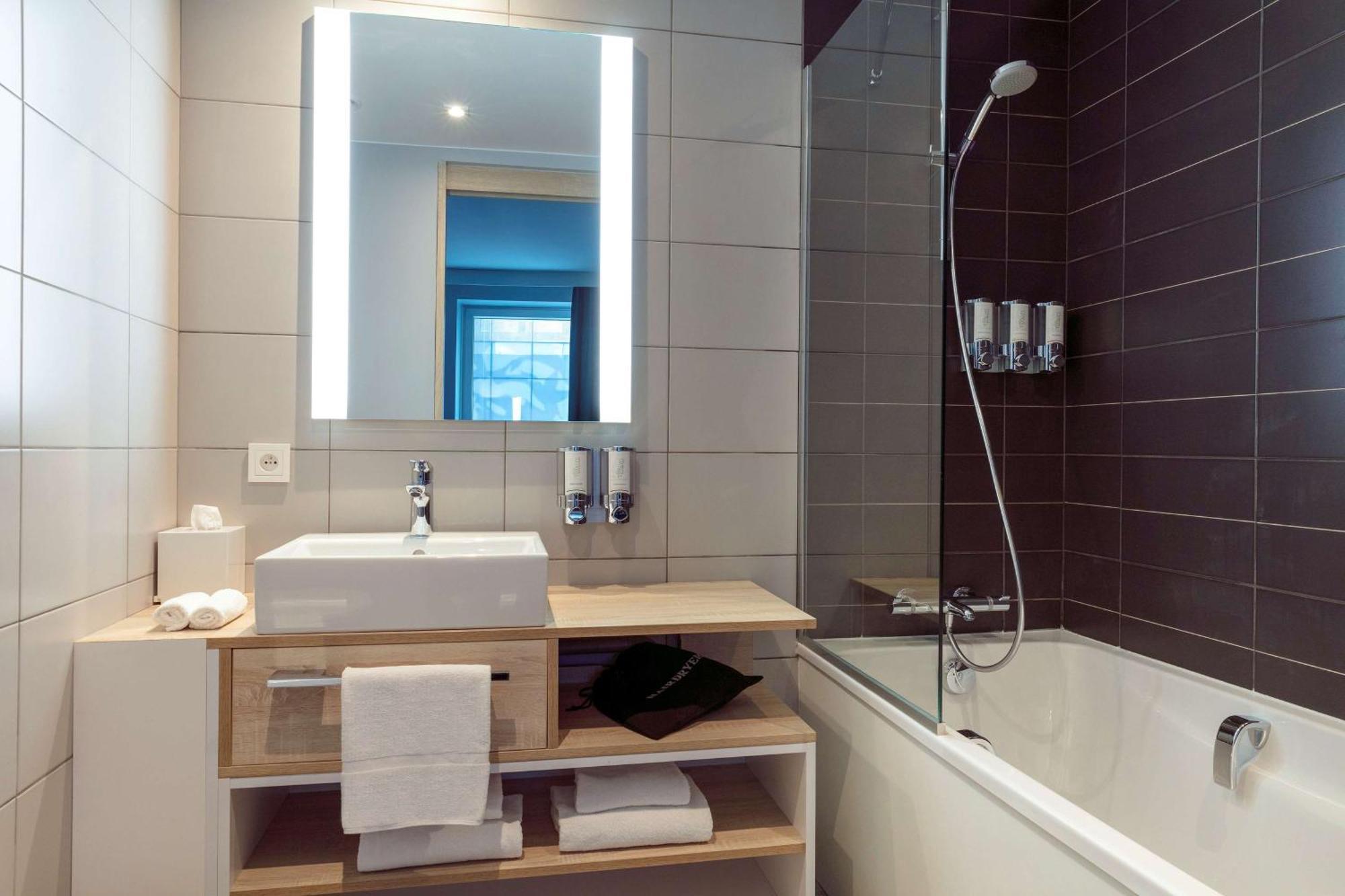 Hampton By Hilton Paris Clichy Hotel Exterior photo